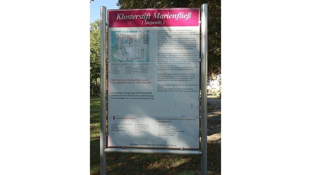 Auf einer Tafel können sich Besucher über das Klosterstift Marienfließ informieren.