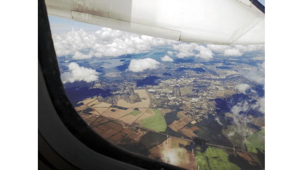 Der Blick aus dem Flugzeug auf Estland und Tallinn.