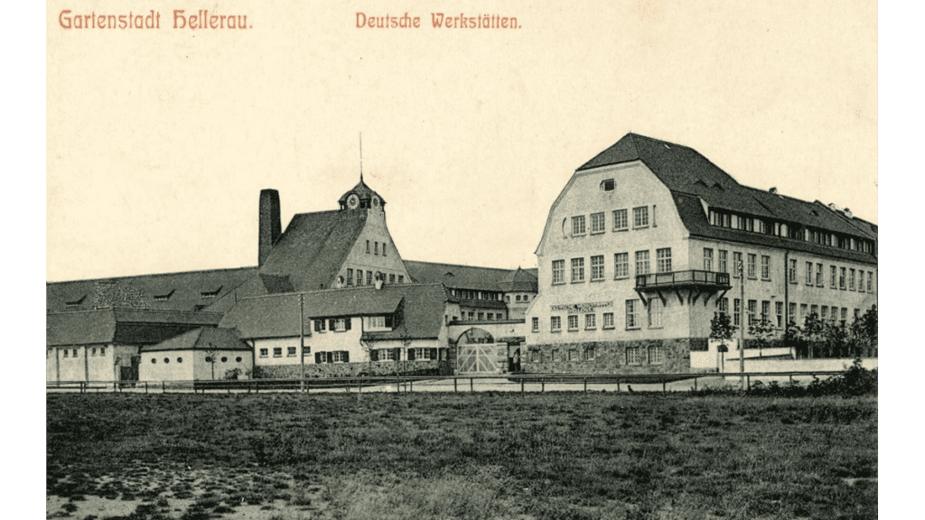 Die Deutschen Werkstätten in der Gartenstadt Hellerau auf einer historischen Postkarte von 1911.