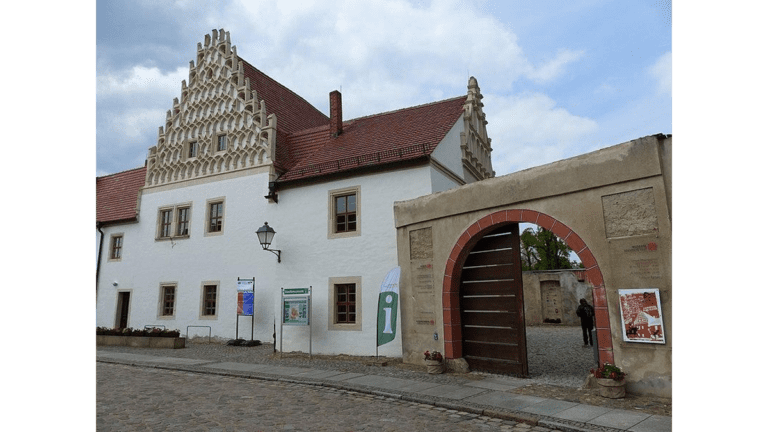 In den Nonnenklöstern wohnten männliche Personen in eigenen Gebäuden wie hier in der Probstei der Zisterziensernonnen-Abtei Marien- oder Güldenstern.
