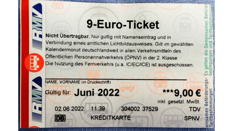 Das 9-Euro-Ticket sollte Reisen mit Bus und Bahn einfacher und billiger machen.