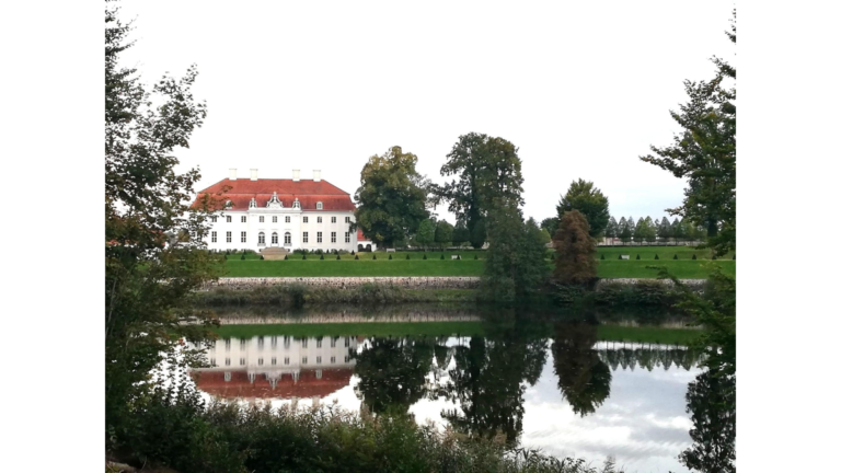 Schloss Meseberg am Huwenowsee in Gransee in Brandenburg