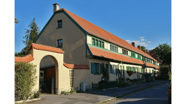 Ein Arbeiterwohnhaus in der Gartenstadt Hellerau in Dresden.
