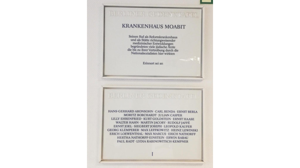 Eine Berliner Gedenktafel führt die Namen der jüdischen Ärzte auf, die damals im Krankenhaus arbeiteten.
