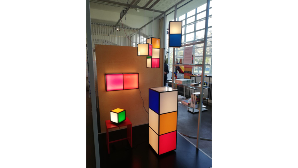 Farbige Lampen im Bauhaus-Stil im Museumsshop.