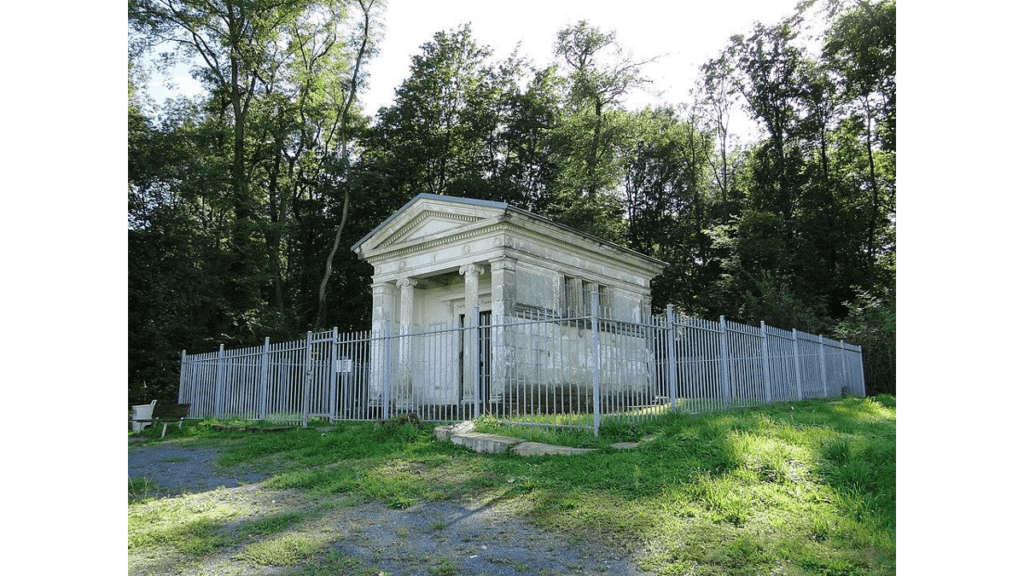 Das durch einen Zaun gesicherte Mausoleum des Freiherren von Kapp-herr in Dresden Lockwitz