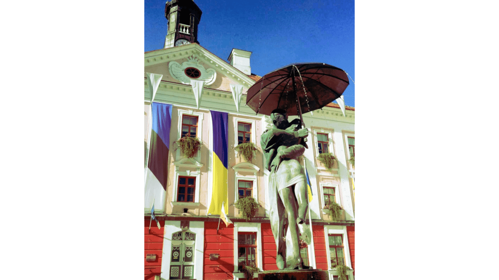 Das Rathaus von Tartue mit der Statue "Küssende Studenten"