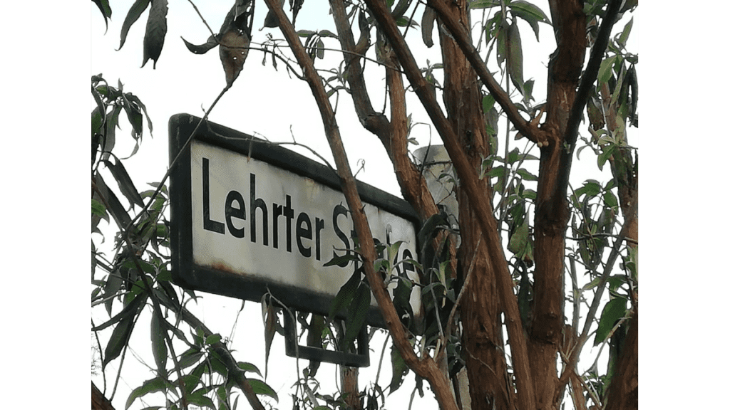 Das in einem Baum versteckte Straßenschild der Lehrter Straße in Berlin Moabit
