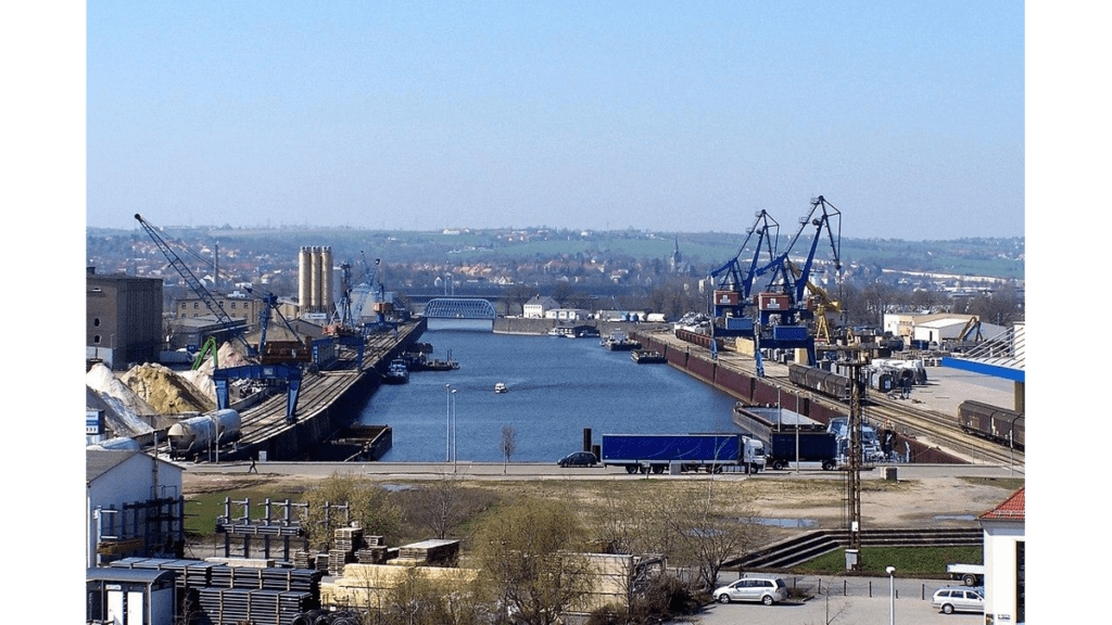 Der Blick auf den Alberthafen mit den Kränen und dem Hafenbecken.