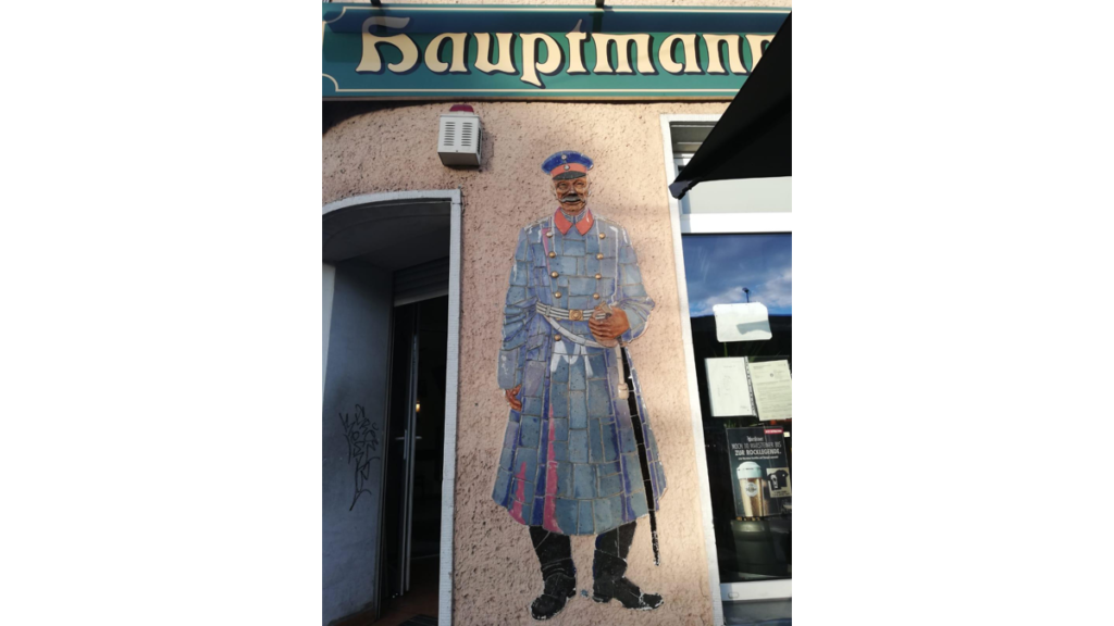 Der Hauptmann von Köpenick als Mosaik am Bahnhofsrestaurant in Moabit.