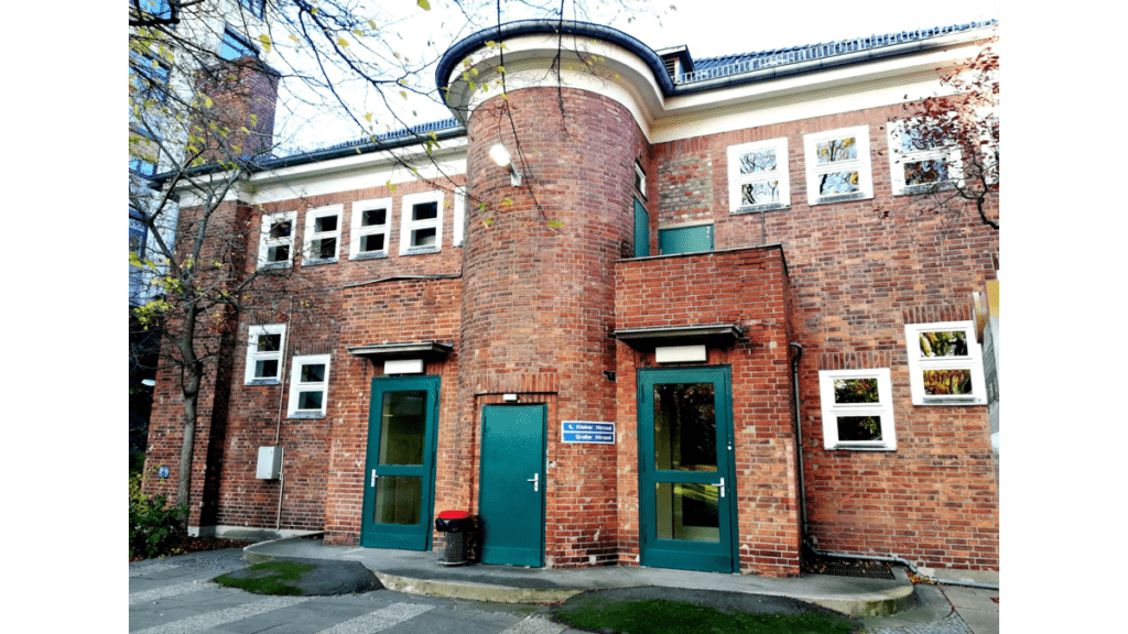 Die Eingänge zu den ehemaligen Hörsälen des Universitätsklinikums Moabit.