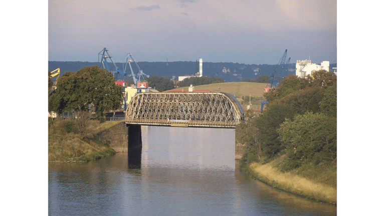Der Blick von der Elbe aus auf den Alberthafen mit den Hafenbrücken bei Dresden