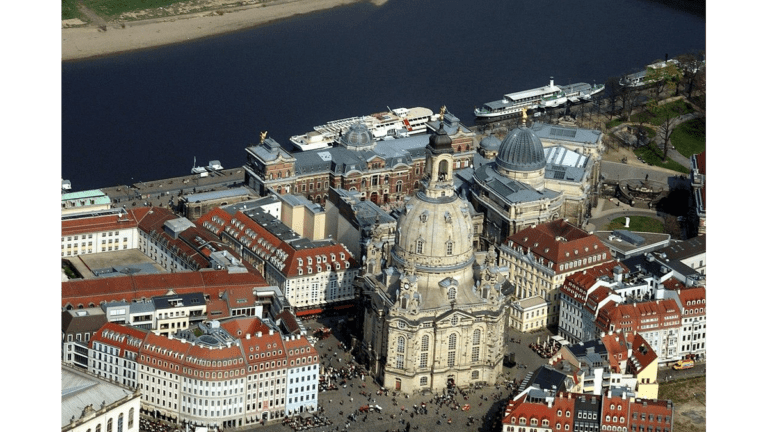 Die Dresdener Frauenkirche an der Elbe.
