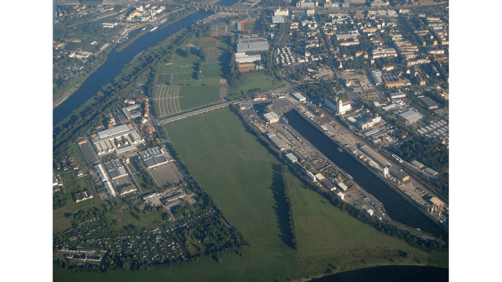 Ein Luftbild der ursprünglichen Flussinsel und das Ostragehege zusammen mit dem Alberthafen.