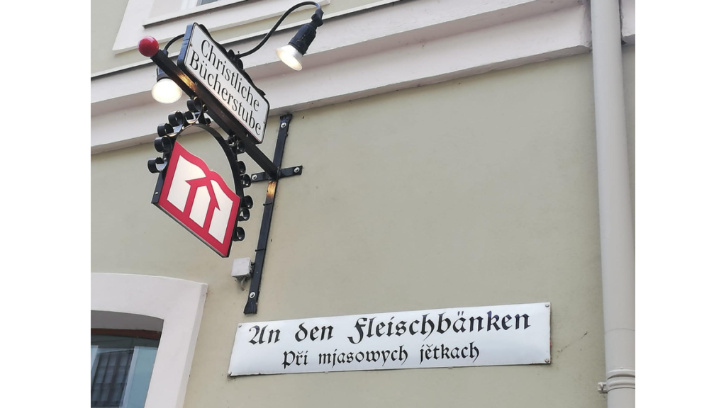 Ein Straßenschild in Bautzen zeigt den Straßennamen auf Deutsch und auf Sorbisch an.
