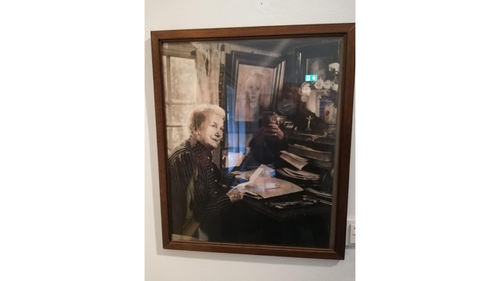 Eine Fotografie im Haus im Schluh zeigt die Künstlerin Martha Vogeler an ihrem Schreibtisch.