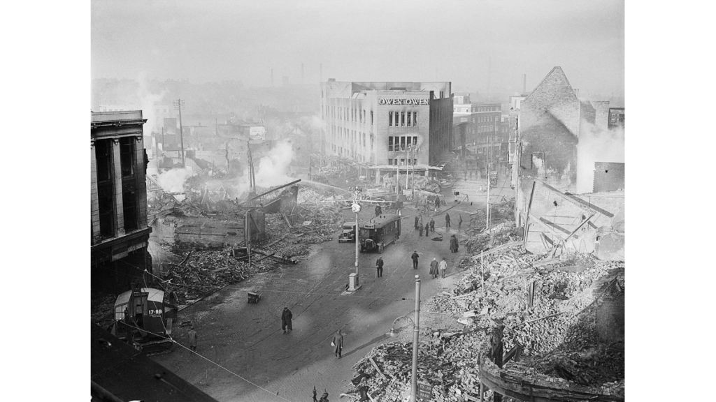 Ein Luftbild des durch Deutsche Luftangriffe zerstörten Coventry aus dem Jahr 1940.