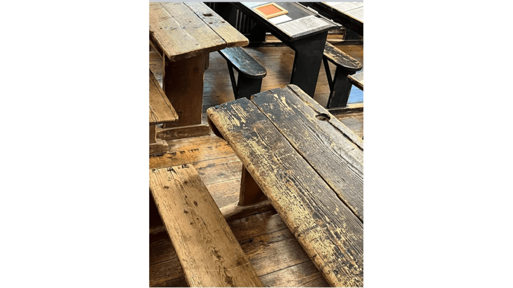 Alte abgenutzte Holzpulte und -bänke im Schulmuseum in Palamuse