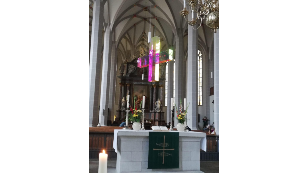 Ein gläsernes Kreuz über dem Altar im Inneren des St.Petri Doms, dem ältesten Kirchenstandort der Oberlausitz