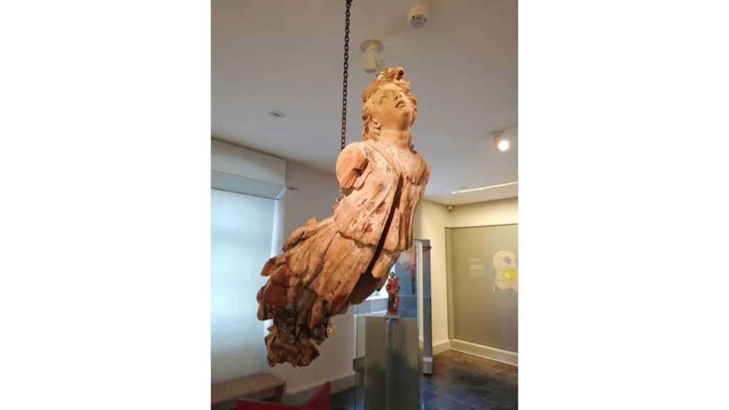Die Figur eines schwebenden Taufengels im Sorbischen Museum Bautzen.