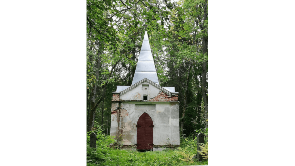 Eine im Wald versteckte kleine Kapelle in Kuremaa, nur eíne Busreise von Tartu entfernt.