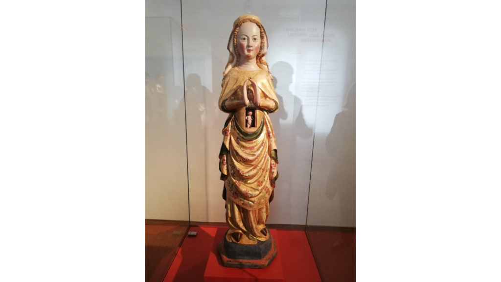 Eine hölzerne Statue namens Maria in der Hoffnung in St. Marienstern