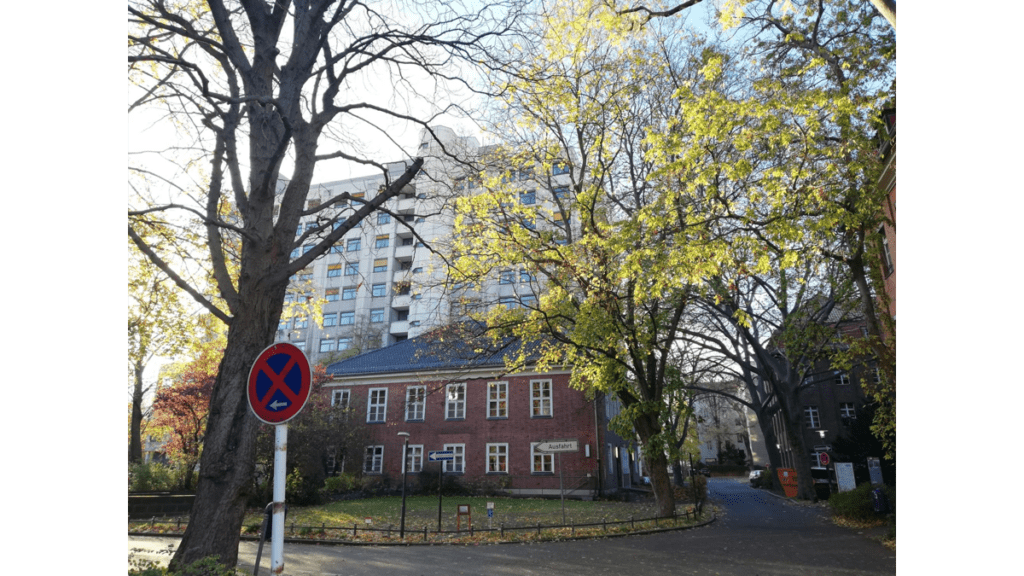 Das Landesamt für Gesundheit und Soziales Berlin (LAGeSo) liegt gleich hinter den ehemaligen Hörsälen des Krankenhauses.