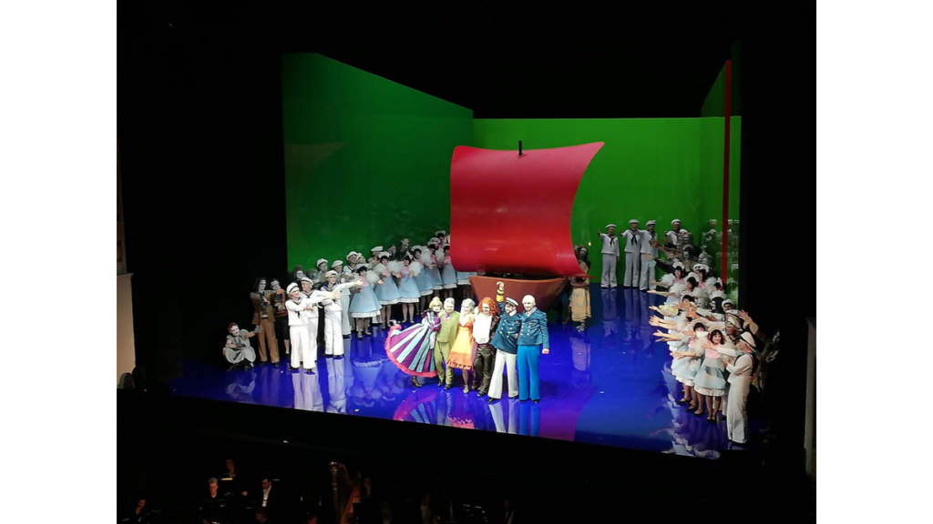 Applaus am Ende der Aufführung des Fliegenden Holländers als Musik Theater in der Komischen Oper in Berlin.