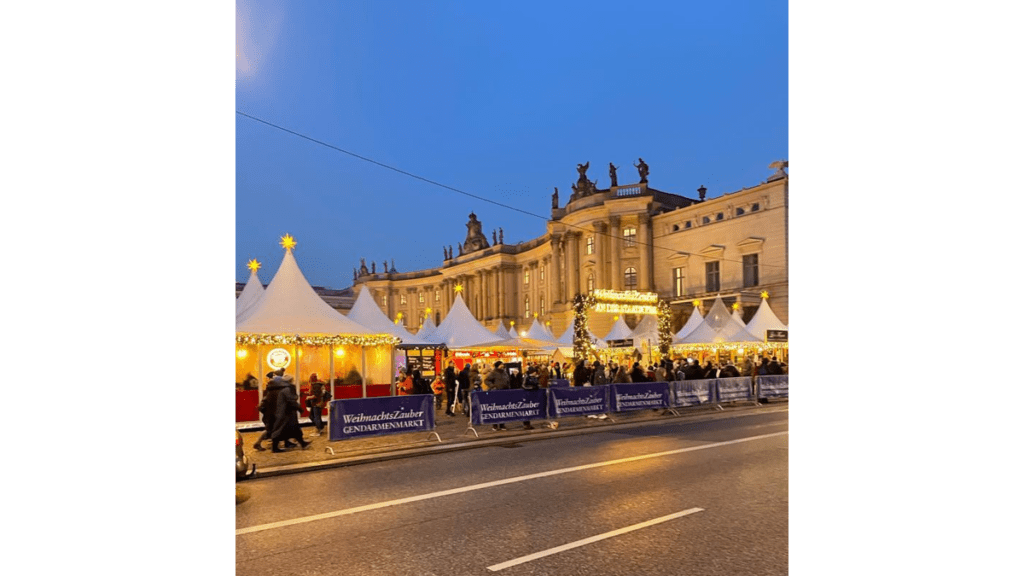 Diesen Advent findet der Weihnachtsmarkt vom Gendarmenmarkt am Bebelplatz neben der Staatsoper statt.