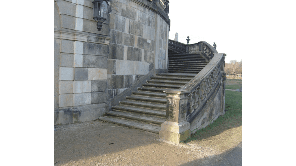 Die berühmte Freitreppe von Schloss Moritzburg. Dort verliert Aschenbrödel auf der Flucht vom Ball ihren Schuh.