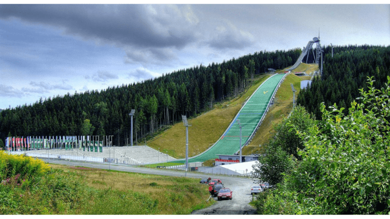 Die Skiflugschanze in der Vogtland Arena in Klingenthal