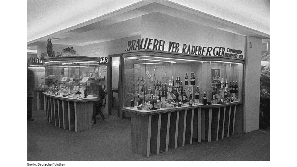 Ein schwarz-weiß Foto des Messestands der Radeberger Brauerei zu DDR-Zeiten
