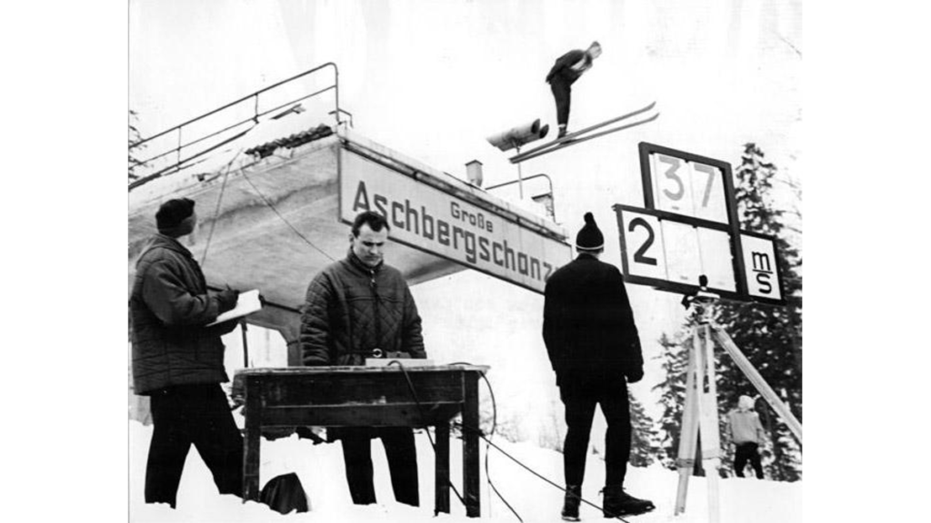 Eine Geschwindigkeitsmessung an der Skisprungschanze Aschberg in Klingenthal im Jahr 1963.