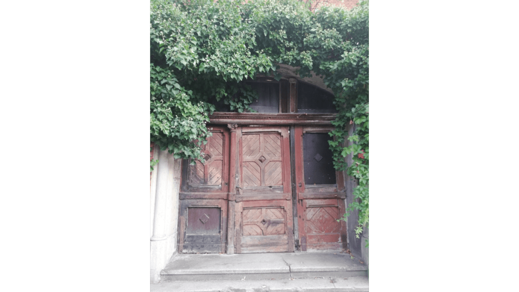Eine alte Tür an einem Haus in der Wiesenburg in Berlin Wedding.