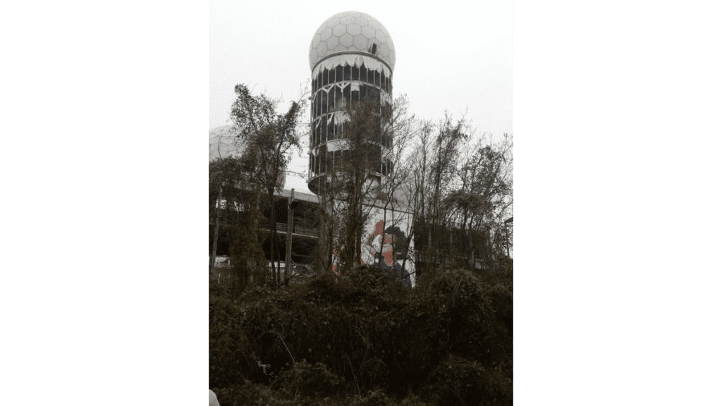 Eine der Antennenkuppeln der ehemaligen militärischen Abhöranlage auf dem Teufelsberg