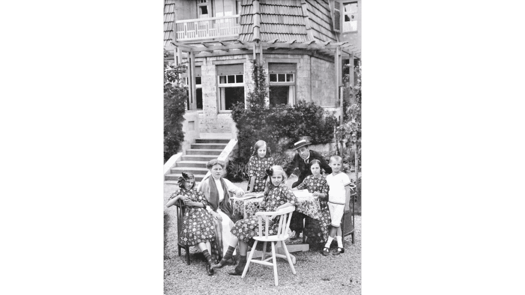 Ein Foto des Künstlers Henry van de Felde mit seiner Familie