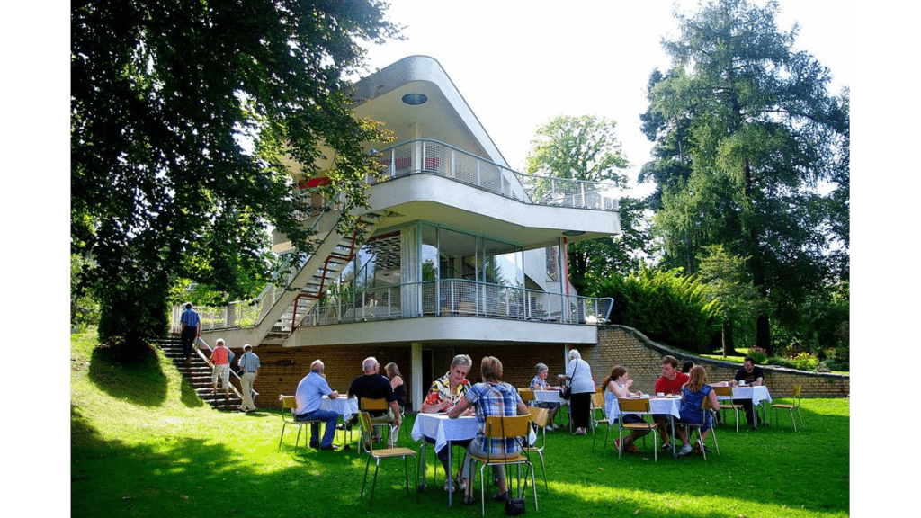 Im Garten von Haus Schminke in Löbau.