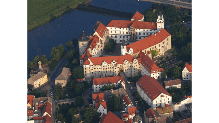 Ein Luftbild von Schloss Hartenfels in Torgau an der Elbe.