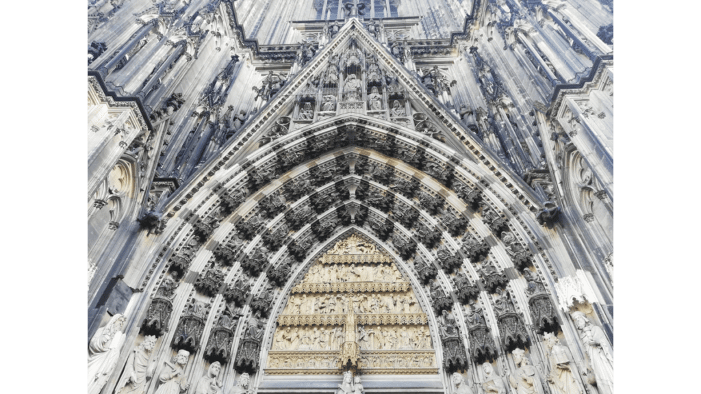 Der Blick auf das Eingangsportal des Kölner Doms