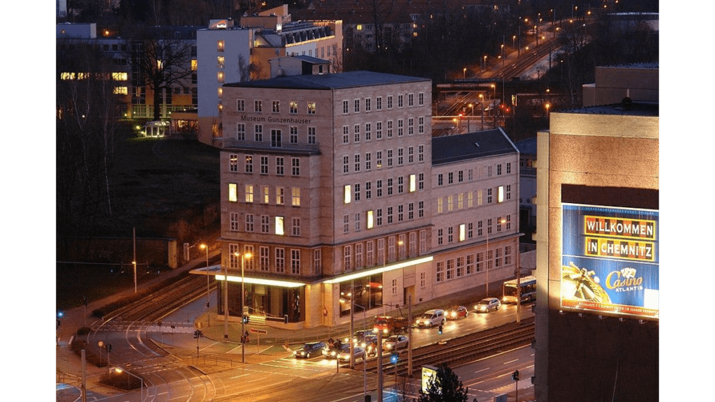 Das Museum Gunzenhauser in Chemnitz bei Nacht.