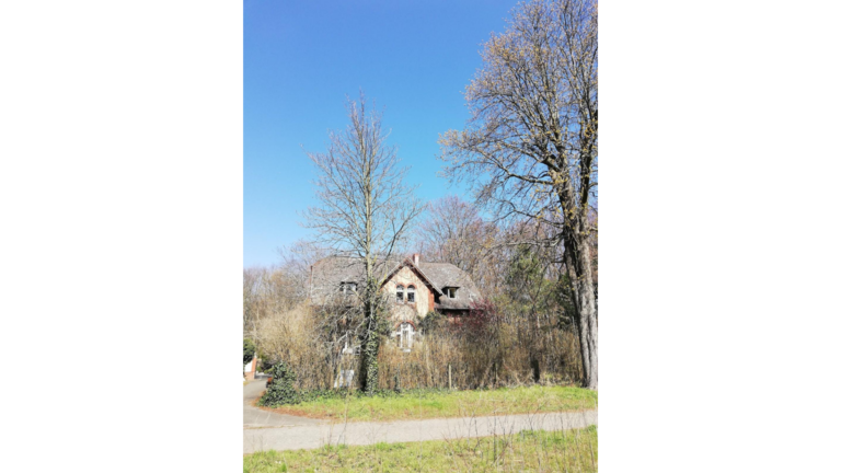 Das heute als Wohnhaus dienende ehemalige Gärtnerhaus des Evangelischen Friedhofs am Plötzensee