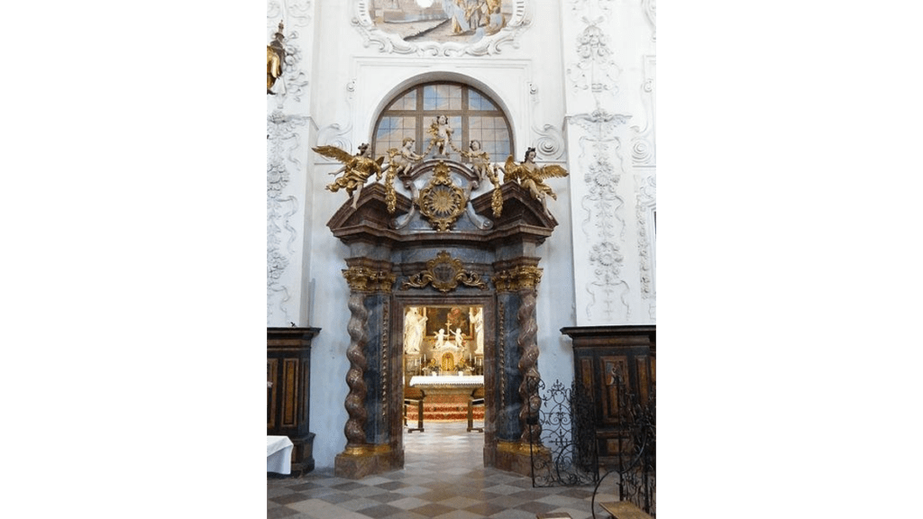 Der Zugang zu der Josephskapelle in der Neuzeller Klosterkirche