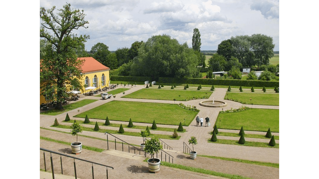 Die Orangerie und der geometrisch angelegte Park des Zisterzienserklosters Neuzelle.