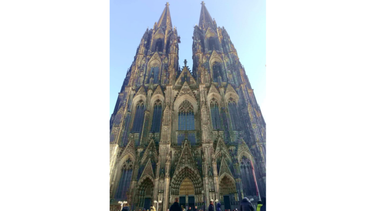 Der Kölner Dom mit dem Eingangsportal