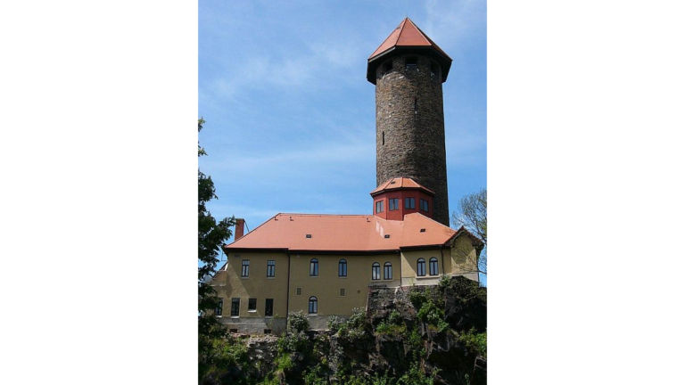 Der Schlossturm von Auerbach ist 43 Meter hoch.