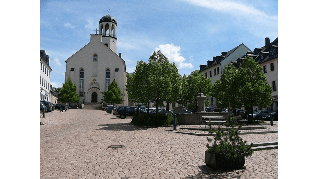 Die Kirche Sankt Laurentius am Altmarkt von Auerbach ist eine der drei Türme von Auerbach.