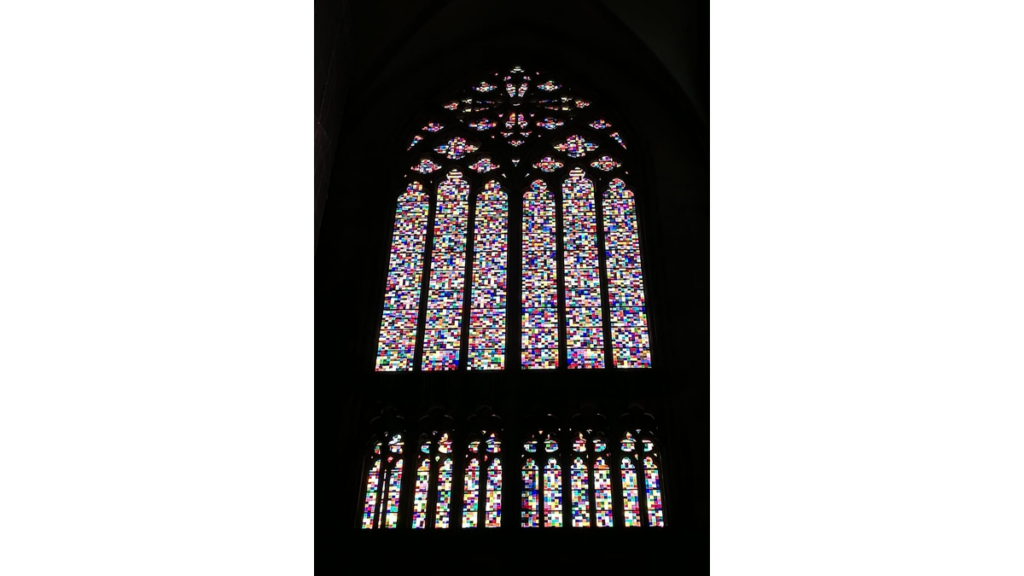 Die von Gerhard Richter entworfenen Glasfenster im Kölner Dom