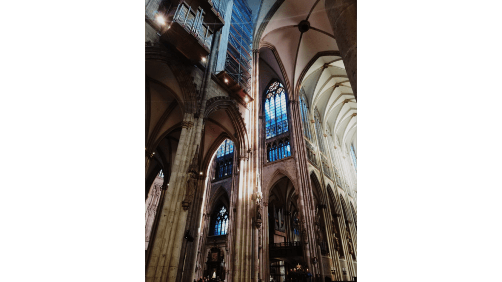 Das Innere des Kölner Doms mit Spiegelungen der Glasfenster