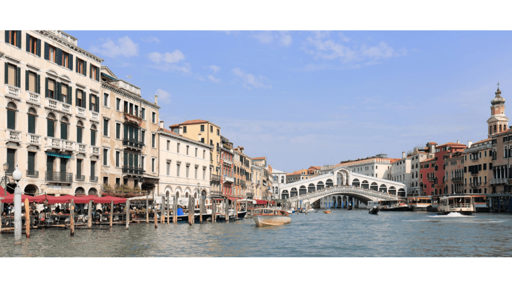 Der Blick auf den Canal Grande in Venedig mit der Rialto Brücke
