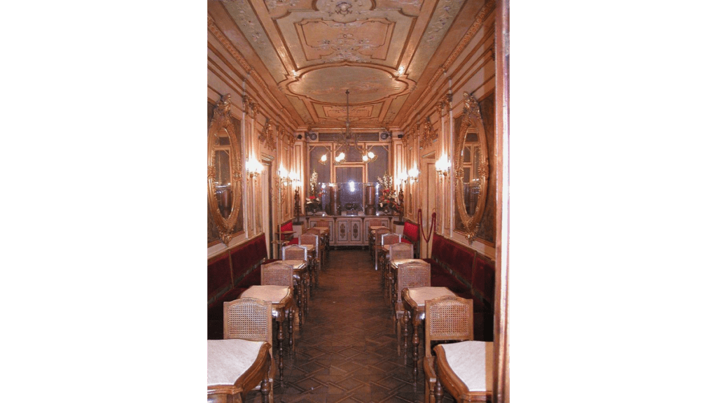 Der Innenraum des berühmten Caffé Florian